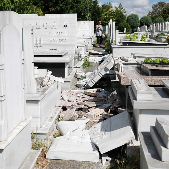 Hasköy Yahudi Mezarlığı'nda 36 mezar taşı kırıldı