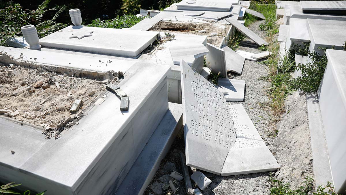 Haskoy yahudi mezarliginda mezar taslarini kirdilar 1 2038 dhaphoto15 - öne çıkan - haberton
