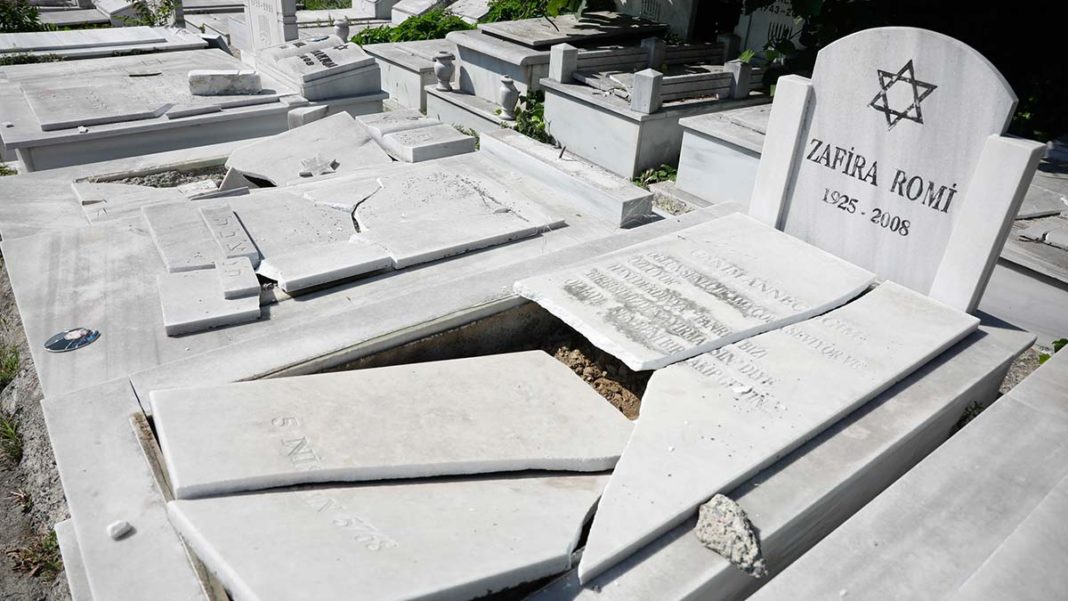 Hasköy Yahudi Mezarlığı'nda 36 mezar taşı kırıldı