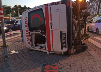 Hasta taşıyan ambulans ile otomobil çarpıştı; 3 sağlık çalışanı hafif yaralandı