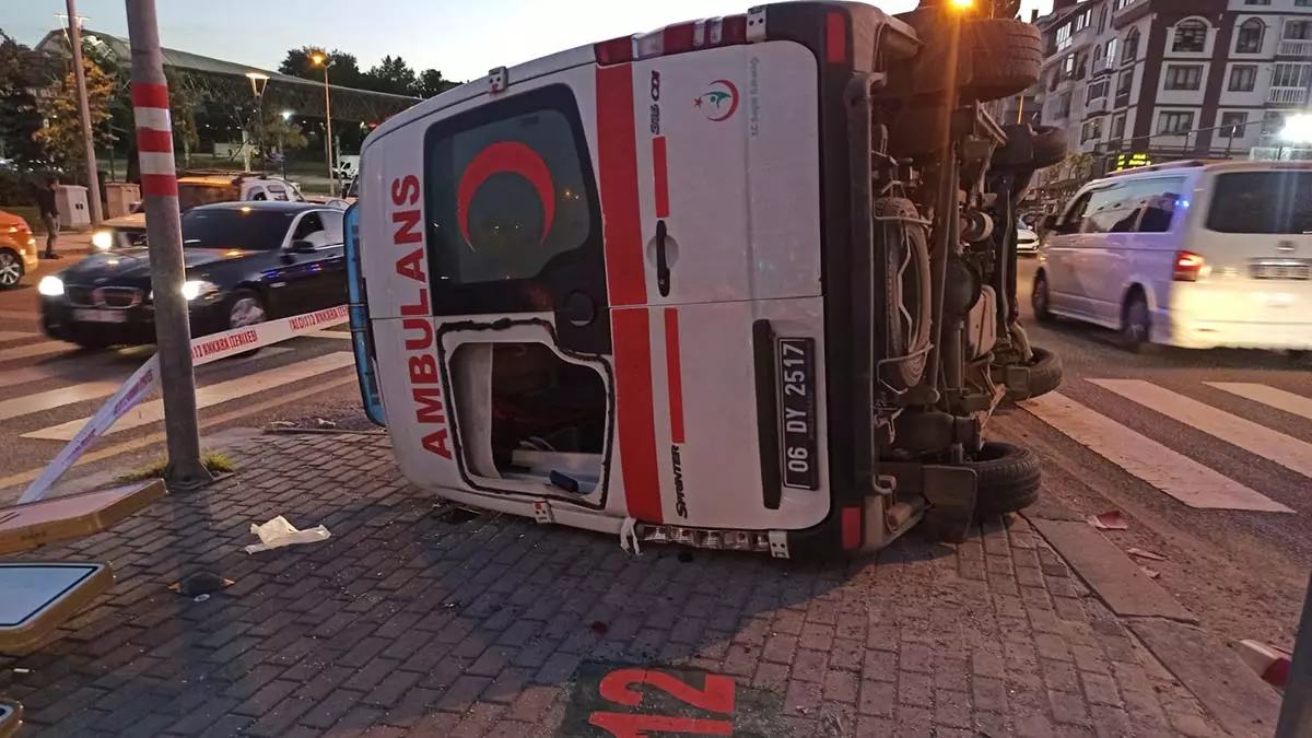 Hasta taşıyan ambulans ile otomobil çarpıştı; 3 sağlık çalışanı hafif yaralandı