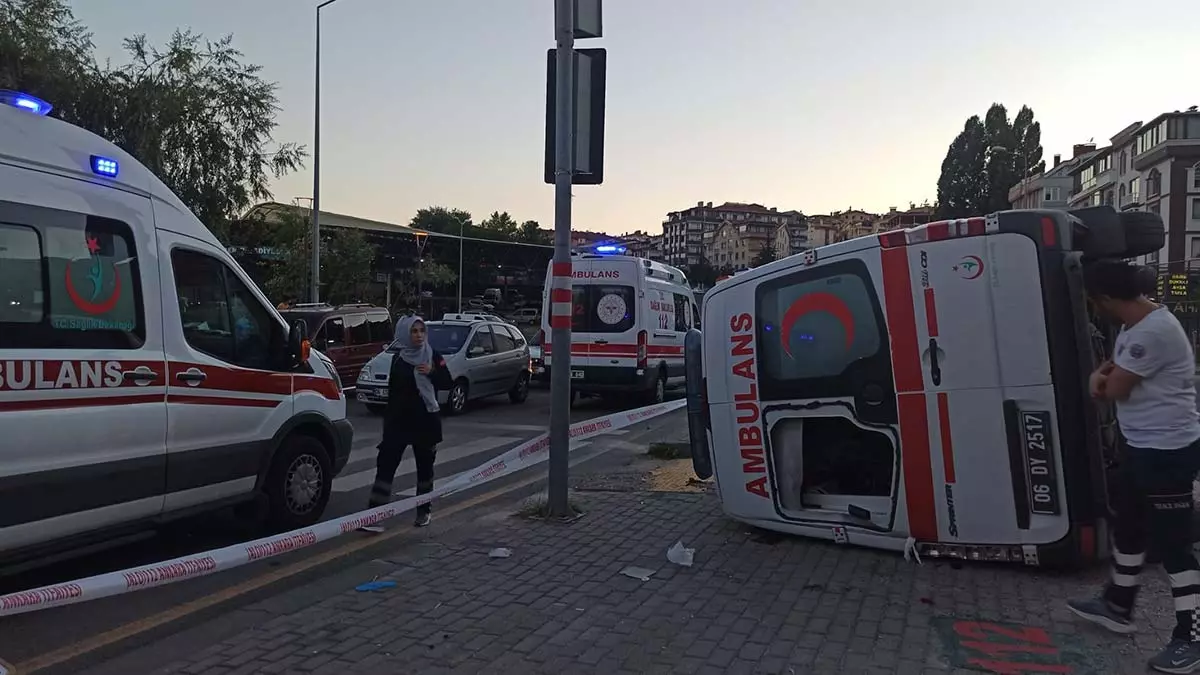 Ankara'da ambulans kazası; ambulans ile otomobilin çarpışması sonucu meydana gelen kazada, 3 sağlık çalışanı hafif şekilde yaralandı.