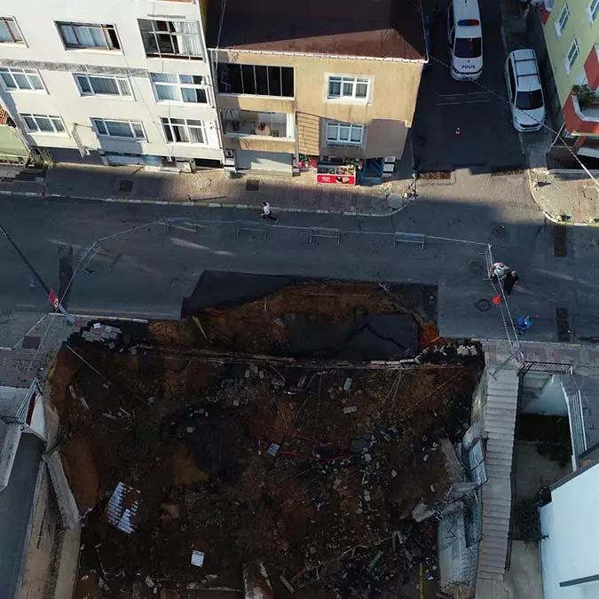 Üsküdar'da inşaatın istinat duvarı çöktü