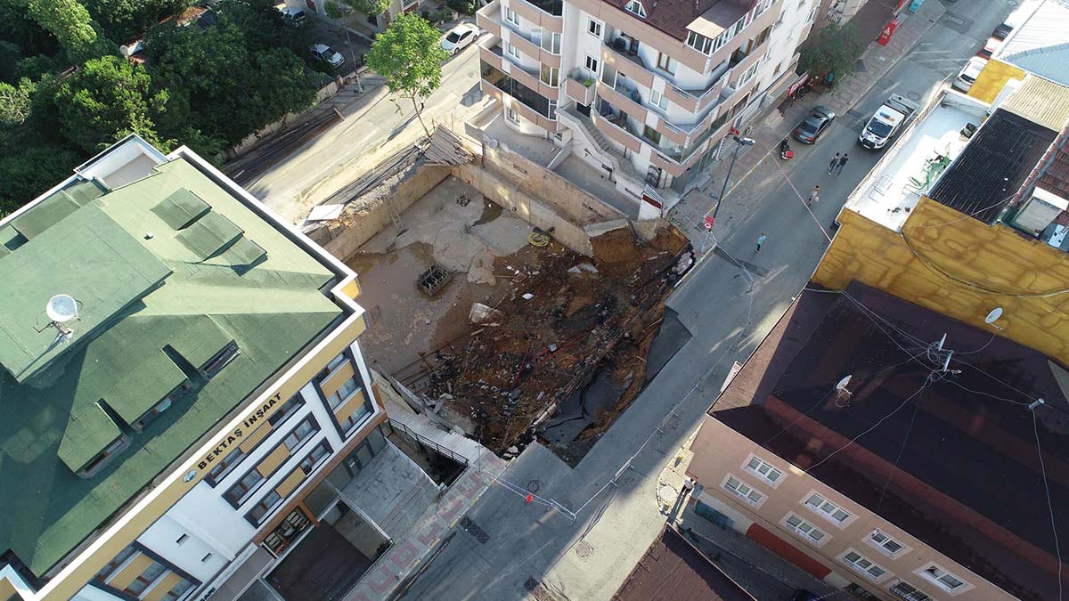 Üsküdar'da inşaatın istinat duvarı çöktü. Duvarın yıkılması ile birlikte yolda da toprak kayması meydana geldi. Olayın ardından inşaatın çevresinde bulunan 3 bina tedbir amaçlı tahliye edildi.