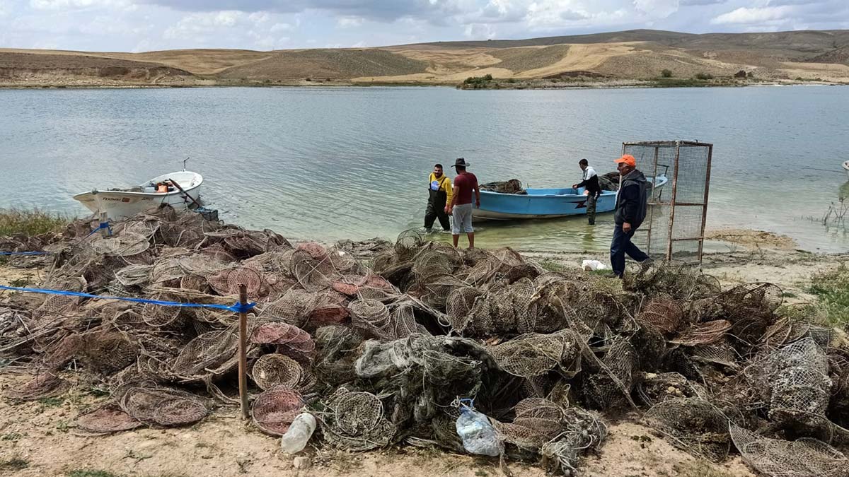 Hirfanlı Baraj Gölü'nde hayalet ağ