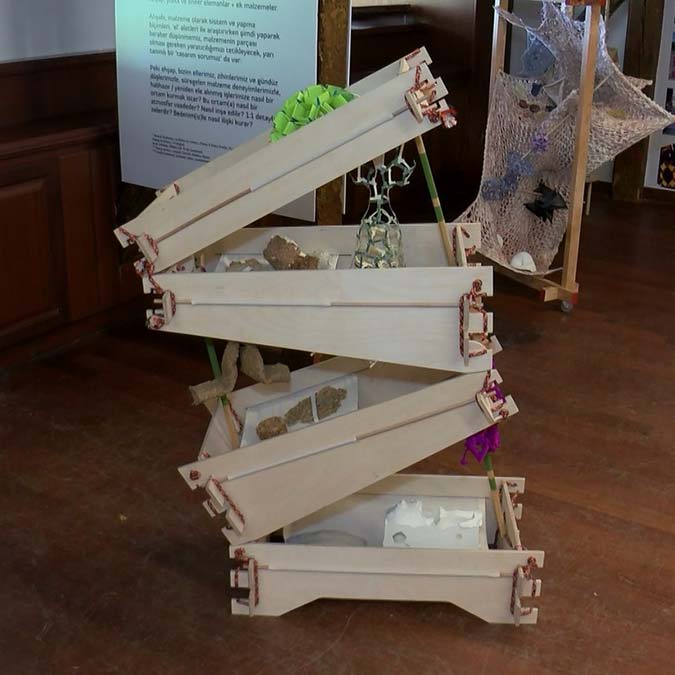 İç mimarlık bölümünde okuyan 1’inci sınıf öğrencileri, Karşılaşmalar ve Başlangıçlar sergisini düzenledi. İstanbul Kent Üniversitesinde bulunan sergide 1’inci sınıf öğrencileri; hayal güçlerini kullanarak plastik, toprak, demir tel gibi farklı materyallerden tasarımlar oluşturdu.