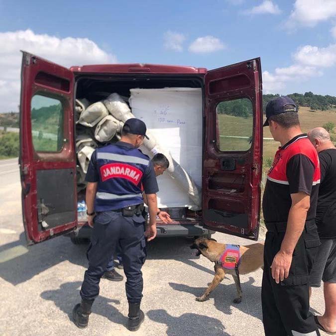 İçişleri Bakanlığı'nca 81 ilde yapılan 'Aranan Şahıslar ve Aranan Araçlar Uygulaması'nda 1352’si hükümlü, 355'i yakalama emri ile aranan toplam 1707 kişinin yakalandığı, 396 aracın da trafikten menedildiği açıklandı.