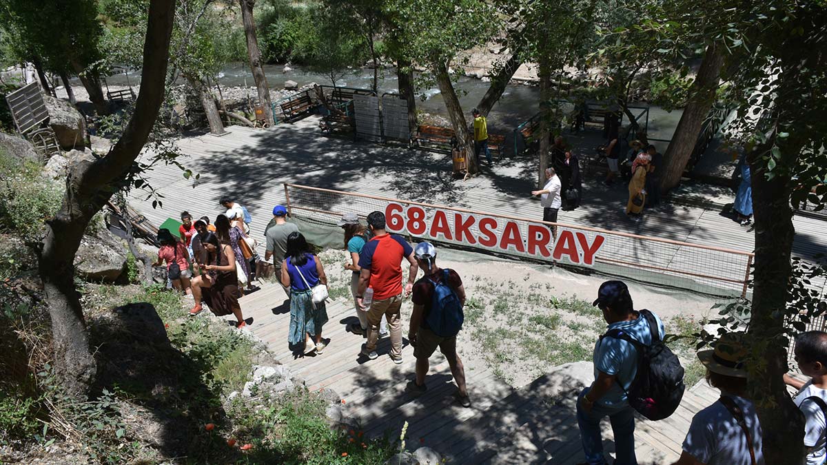 Aksaray'ın doğal güzelliğiyle ilgi çeken Ihlara Vadisi ziyaretçi akınına uğradı. Dünyanın en büyük kanyonları arasında yer alan Ihlara Vadisi'nde, turistler, tarihi ve doğal güzelliklerin keyfini çıkarıyor.