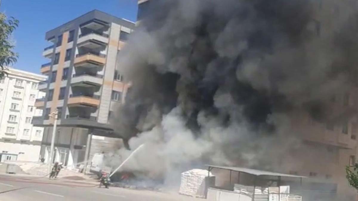 İnşaat malzemesi satılan iş yerinde yangın