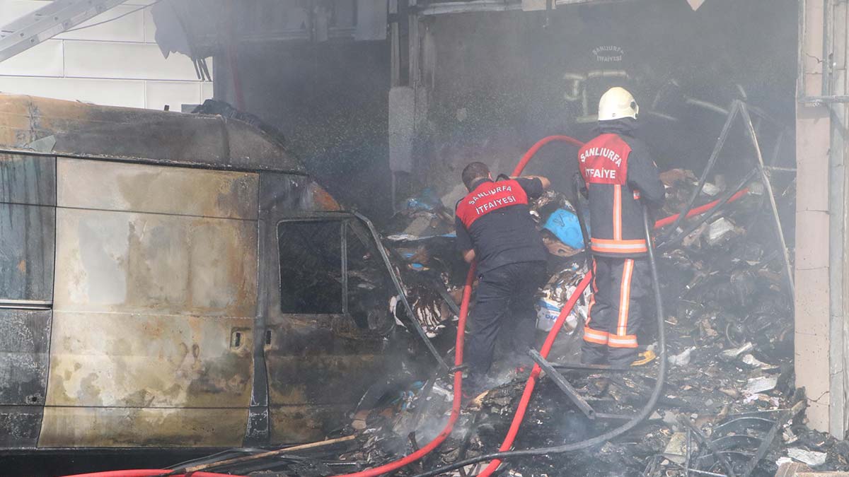 İnşaat malzemesi satılan iş yerinde yangın