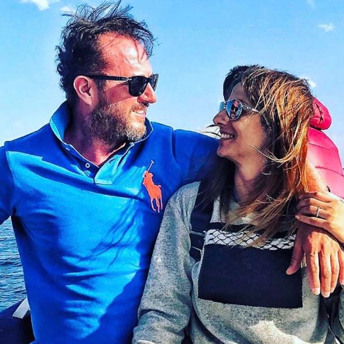 Muğla'nın Bodrum ilçesinde sürat teknesinin kayalıklara çarpması sonucu hayatını kaybeden Ünal ve Evrim Pala çifti toprağa verildi.