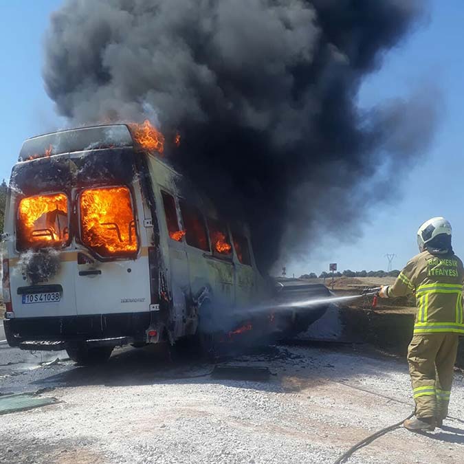 İşçi servis minibüsü alev alev yandı