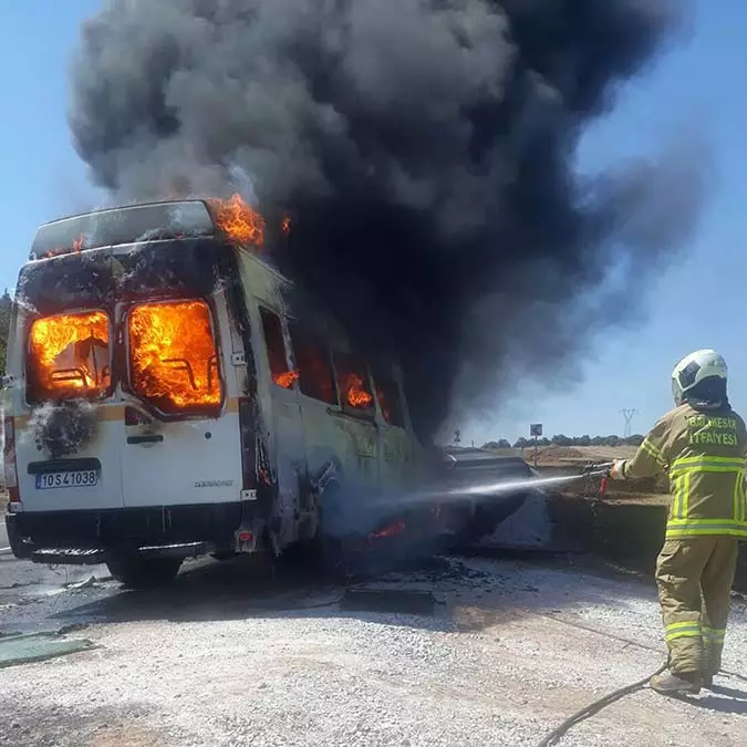 İşçi servis minibüsü alev alev yandı