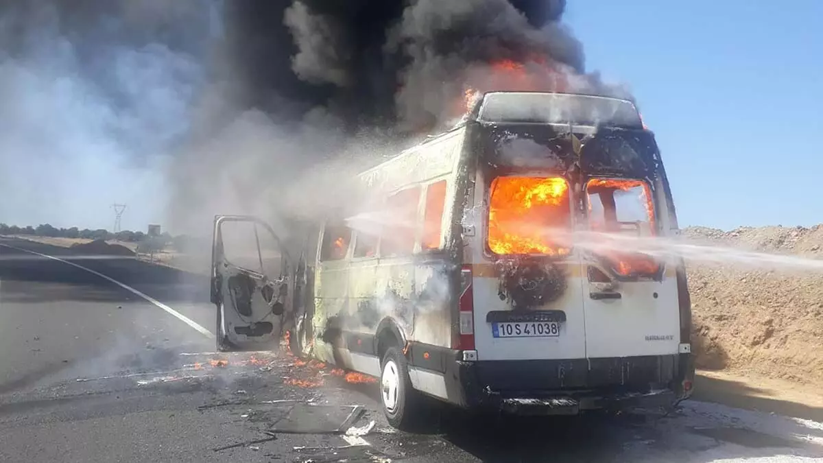 İşçi servis minibüsü alev alev yandı