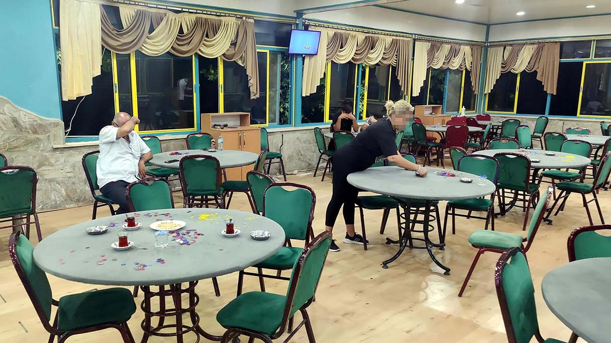 İzmir'de 2 kahveye operasyon; 82 kişi ceza yedi