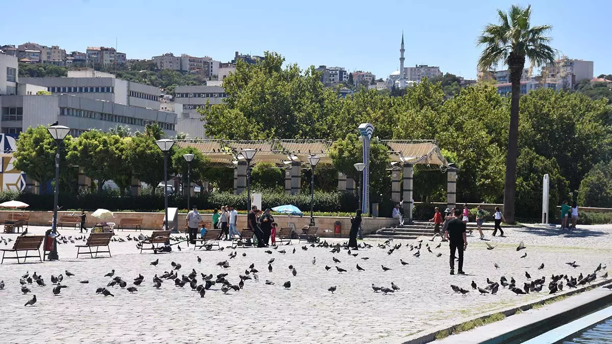 İzmir'de sıcak hava nedeniyle sokaklar ve kordon boyu hafta sonu olmasına rağmen boş kaldı. Sıcaktan bunalanlar ağaç gölgelerini ve su kenarlarını tercih etti. Çocuklar konak meydanı'ndaki süs havuzunda serinledi, sıcak havada güvercinler de havuz kenarlarına doluştu.