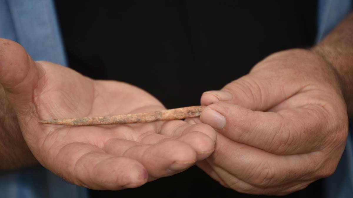 İzmir'in Bornova ilçesindeki kentin ilk yerleşimcilerinin yaşadığı Yeşilova Höyüğü'nde yapılan kazı çalışmalarında, 8 bin 200 yıl öncesine ait kemikten yapılmış iğneler bulundu.