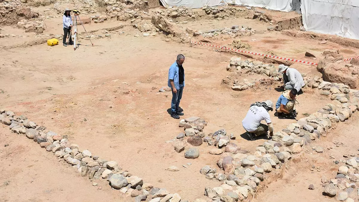 İzmir'in bornova ilçesindeki kentin ilk yerleşimcilerinin yaşadığı yeşilova höyüğü'nde yapılan kazı çalışmalarında, 8 bin 200 yıl öncesine ait kemikten yapılmış iğneler bulundu.