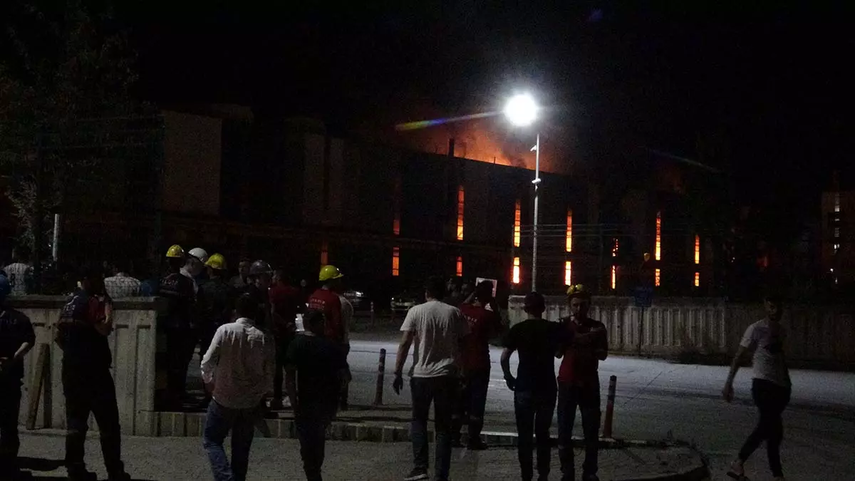 İzmit'te demir çelik fabrikasında yangın