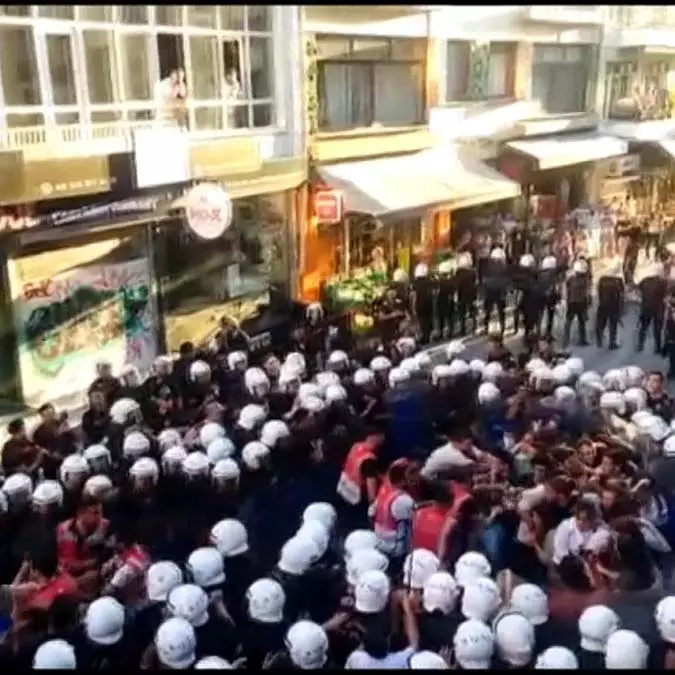 Kadıköy'de gösteri; 106 gözaltı