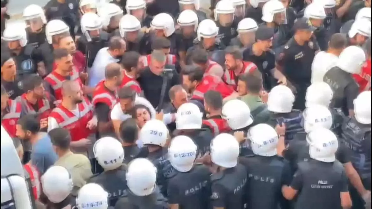 Sosyal medyadan yapılan çağrıların ardından kadıköy'de gösteri yapmak isteyen gruba yapılan müdahalede 106 kişinin gözaltına alındığı bildirildi.