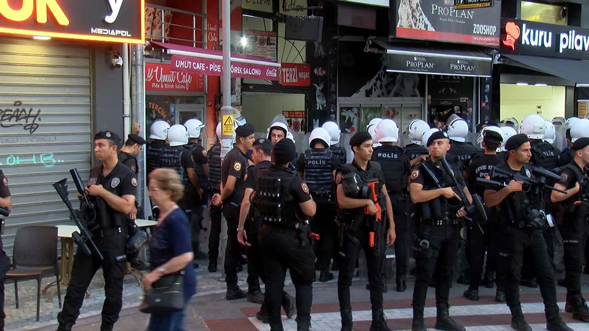 Kadıköy'de gösteri; 106 gözaltı
