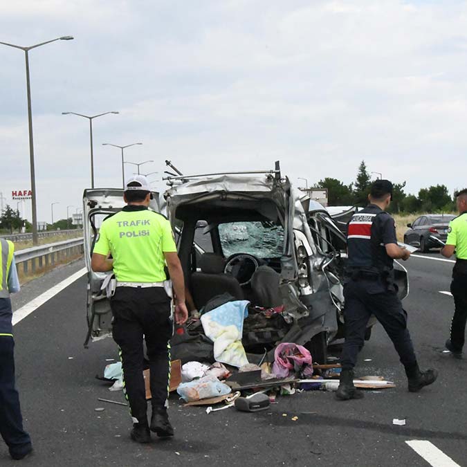 Çorlu'da kamyonun çarptığı araçtaki baba ve ikizleri öldü