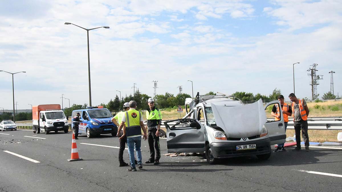 Çorlu'da kamyonun çarptığı araçtaki baba ve ikizleri öldü