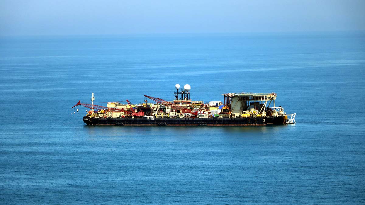 Derin deniz tabanına boruları yerleştirecek gemi Filyos'ta