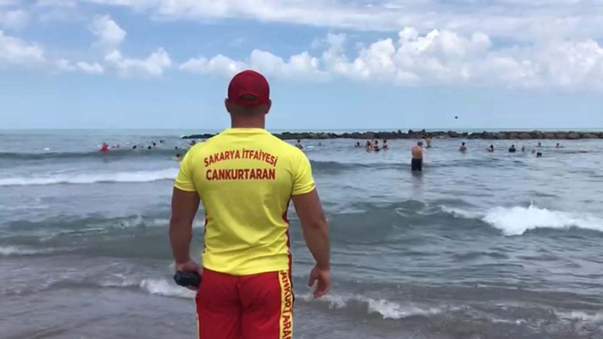 Karasu'da boğulma tehlikesi geçiren 81 kişi kurtarıldı