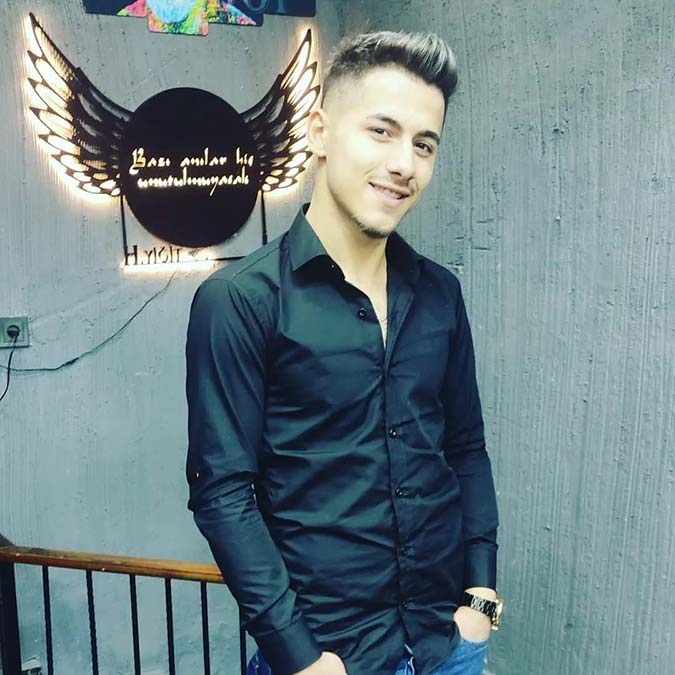 Konya'daki katliam gibi kaza öncesi son fotoğraf; Dilara Çoban, Ayşenur Boncuk, Şevval Karabulut ile ablası Nisanur Karabulut'un yola çıkmadan önce Beyşehir Gölü Karaburun Plajı'nda birlikte fotoğraf çektirdikleri ortaya çıktı.