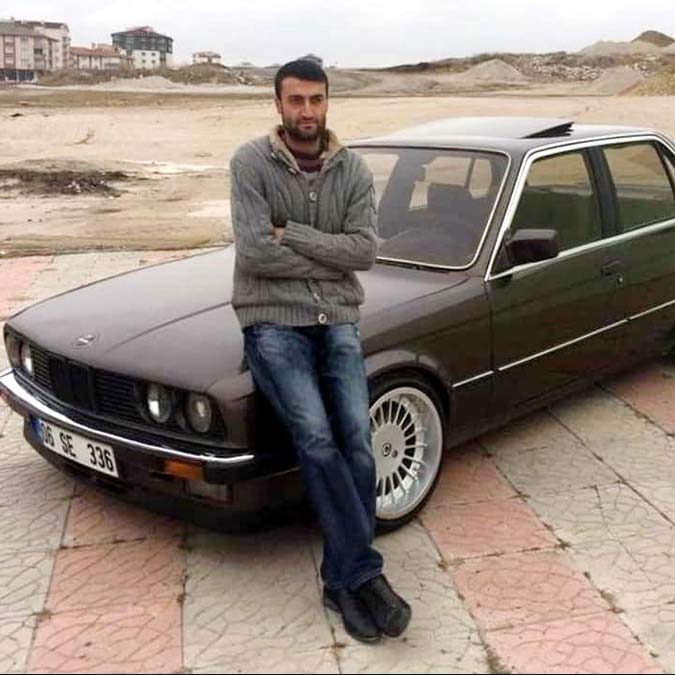 Ankara'nın Akyurt ilçesinde, kayınpederini öldürüp eşini yaralayan Fatih Kara'nın, olay öncesi evin önünde 3 saat beklediği, güvenlik kamerası görüntüleriyle tespit edildi.