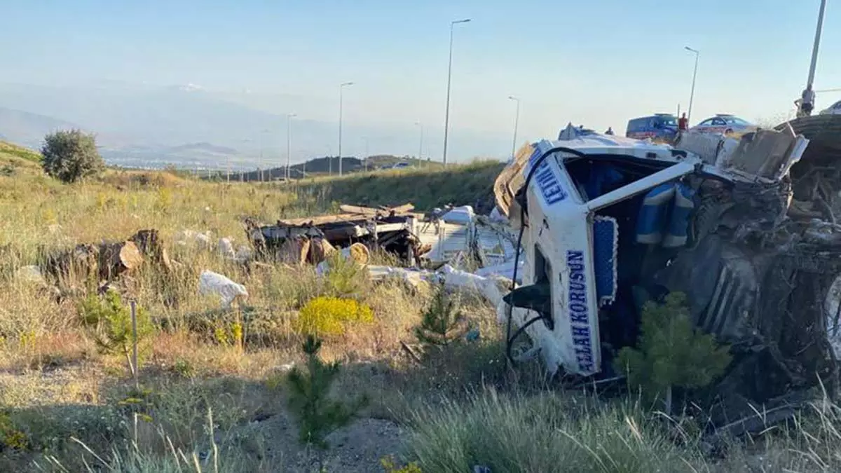 Kayseri'de saman taşıyan kamyon devrildi: 3 ölü