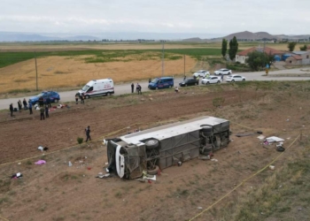 Kayseri'de yolcu otobüsü devrildi; 30 yaralı