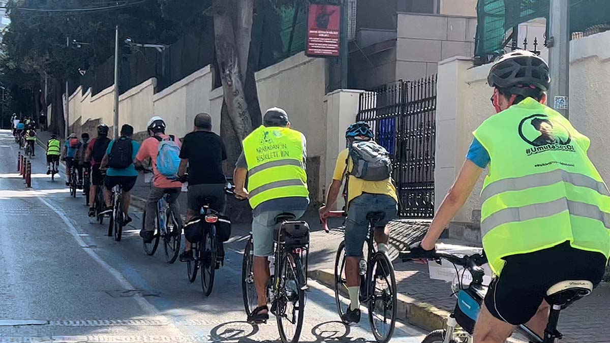 Ankara'da 2 yıl önce otomobilin çarpması sonucu hayatını kaybeden bisiklet sporcusu Umut Gündüz'ü anmak için bugün Kadıköy'de toplanan yaklaşık 30 bisikletli, açıklama yaparak birlikte pedal çevirdi.