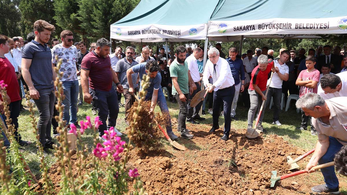 Şanlıurfa'da trafik kazasında yaşamını yitiren Uzman Çavuş Samet Kula (28), memleketi Sakarya'nın Erenler ilçesinde toprağa verildi.