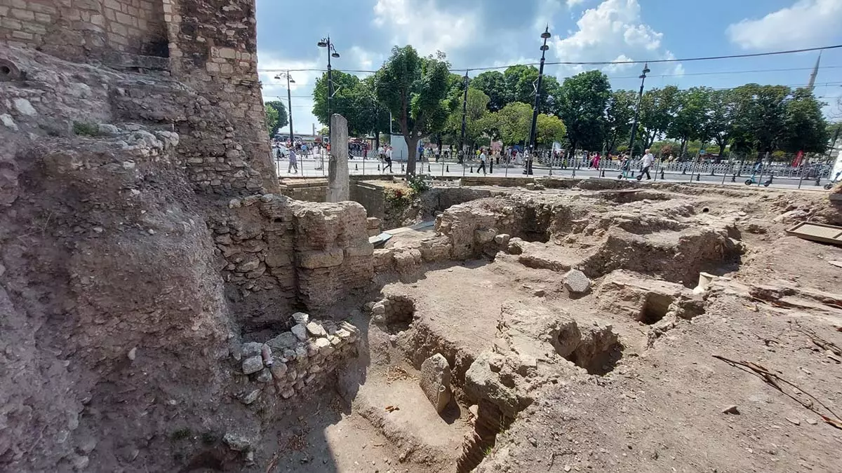 Osmanlı’da mahalle olduğu düşünülen yapı kalıntıları ve bizans dönemine ait duvarlar bulundu. Halka açık bir şekilde devam eden çalışmaları turistler de ilgiyle izliyor.  