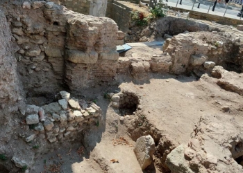 Osmanlı’da mahalle olduğu düşünülen yapı kalıntıları ve Bizans dönemine ait duvarlar bulundu. Halka açık bir şekilde devam eden çalışmaları turistler de ilgiyle izliyor.
