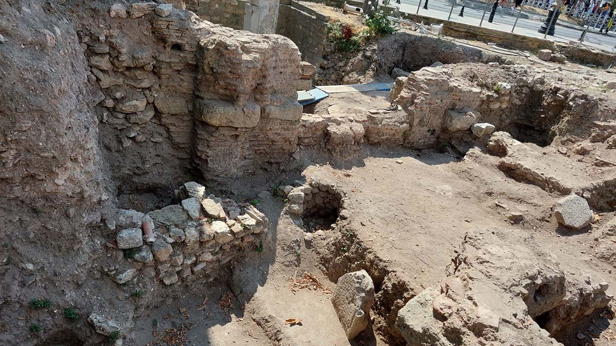 Osmanlı’da mahalle olduğu düşünülen yapı kalıntıları ve Bizans dönemine ait duvarlar bulundu. Halka açık bir şekilde devam eden çalışmaları turistler de ilgiyle izliyor. 