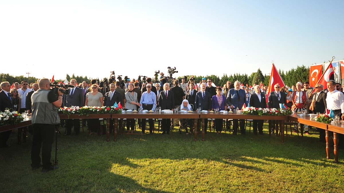 CHP Genel Başkanı Kemal Kılıçdaroğlu, "Irkçılık yapmadan bütün mültecileri kendi ülkelerine davul- zurnayla göndereceğim" dedi.