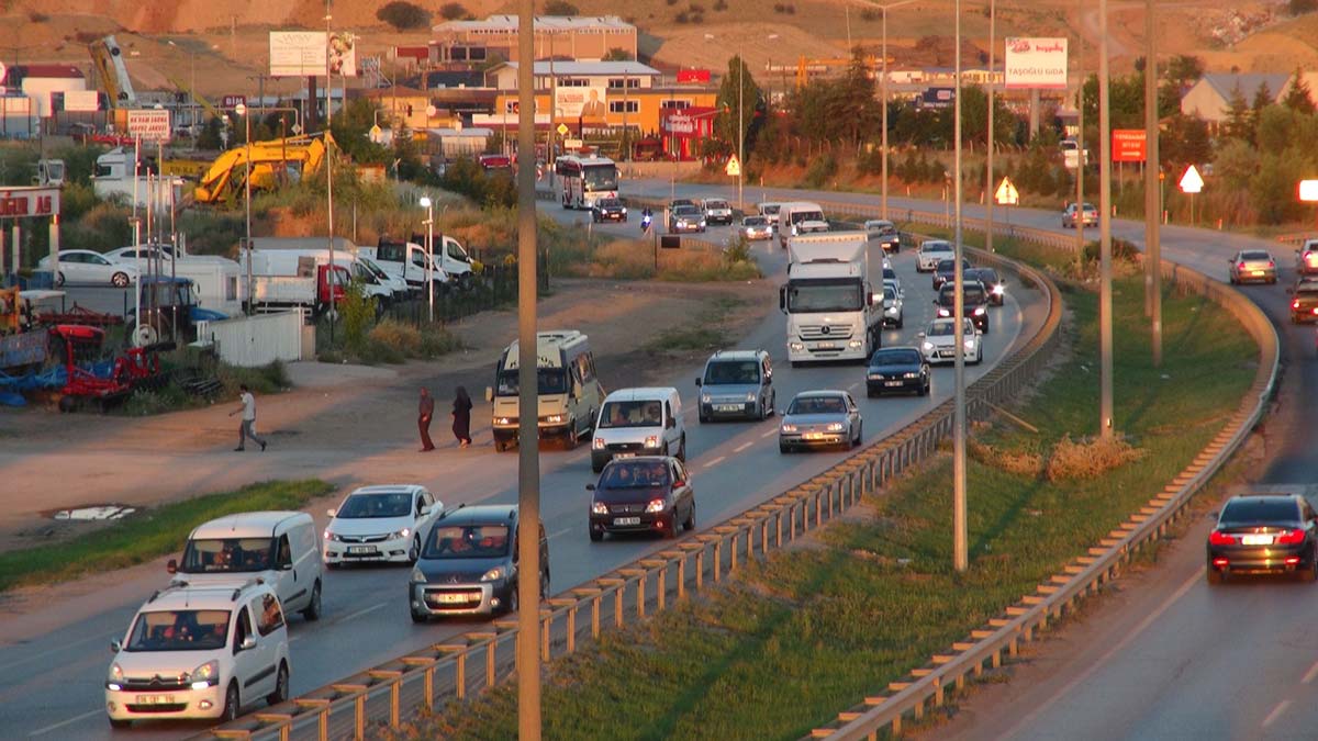 Kırıkkale kilit kavşakta araç kuyruğu