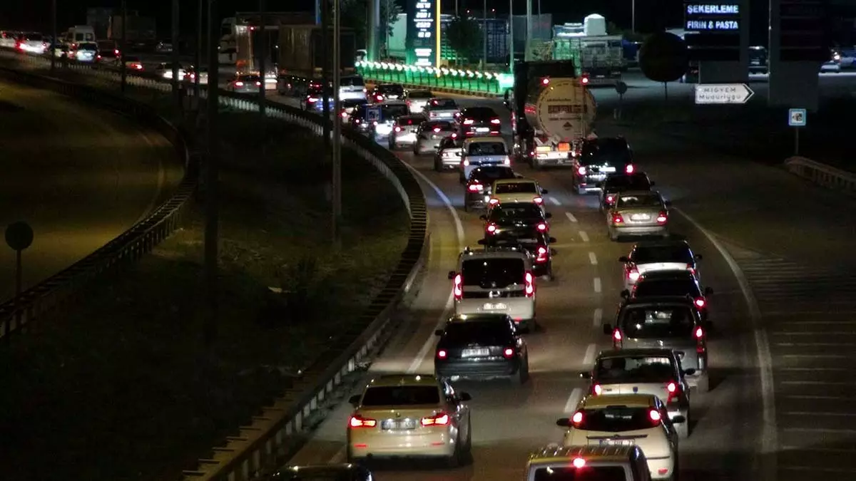 Kilit kavsak kirikkalede bayram trafigi basladi 2 4252 dhaphoto1 - yaşam - haberton