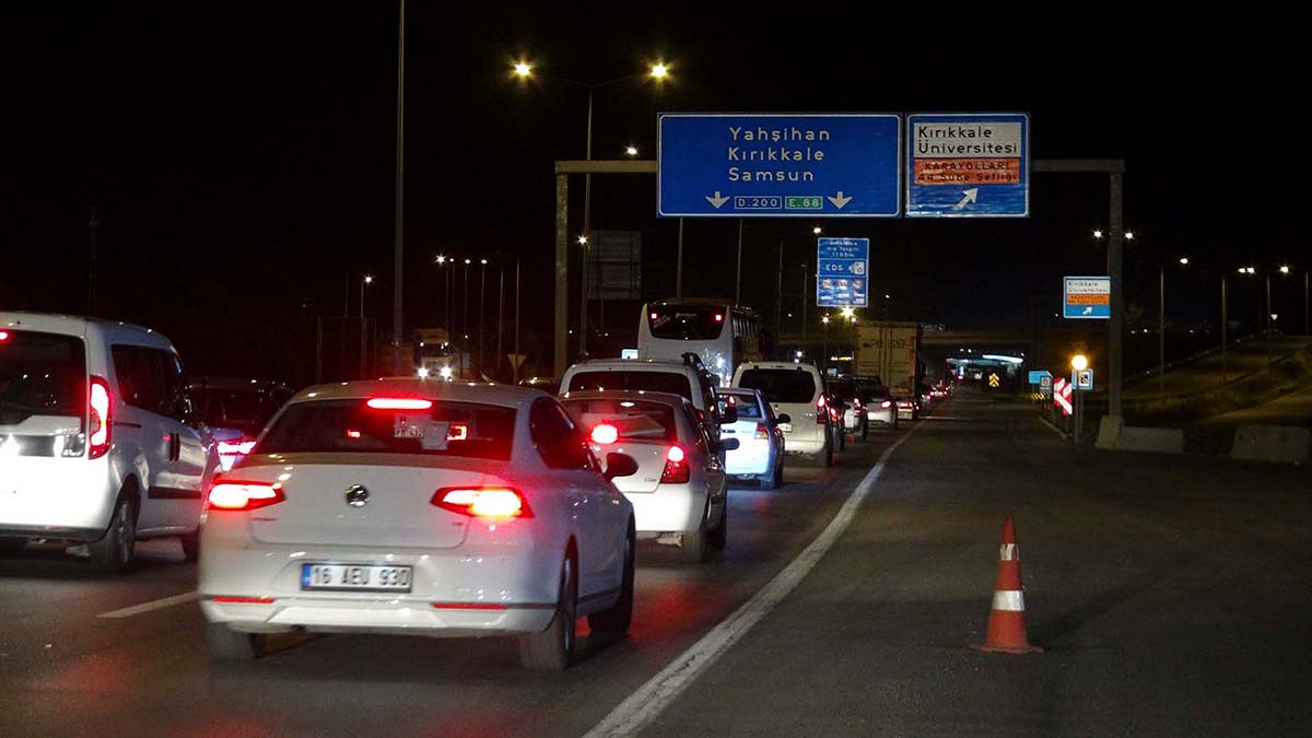 'Kilit kavşak' Kırıkkale'de bayram yoğunluğu