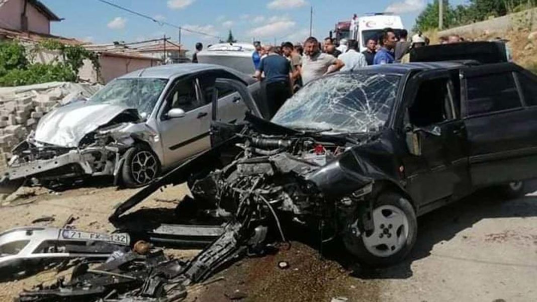 Kırıkkale'de feci kaza; 10 yaralı