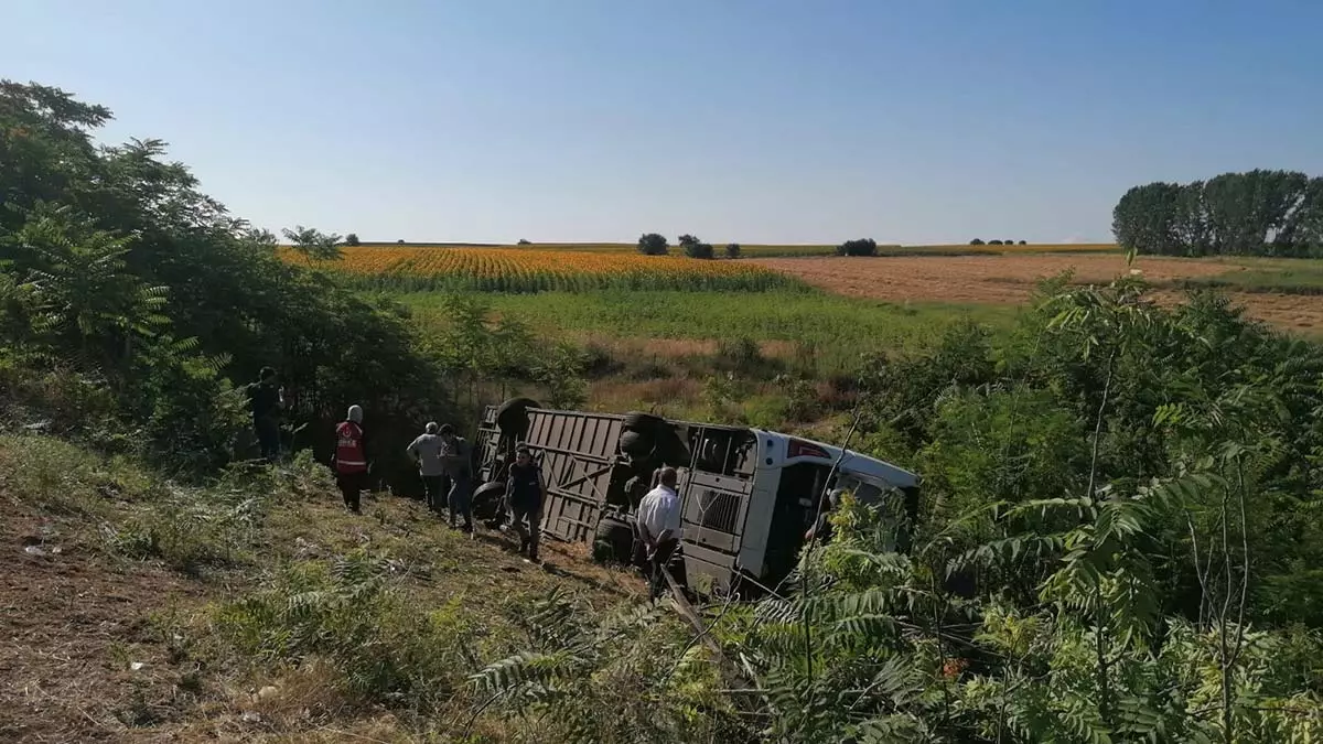 Kırklareli'de yolcu otobüsü devrildi. Kırklareli'nin lüleburgaz ilçesinde, yolcu otobüsünün devrildiği kazada ilk belirlemelere göre 6 kişi hayatını kaybetti, 25 kişi yaralandı.