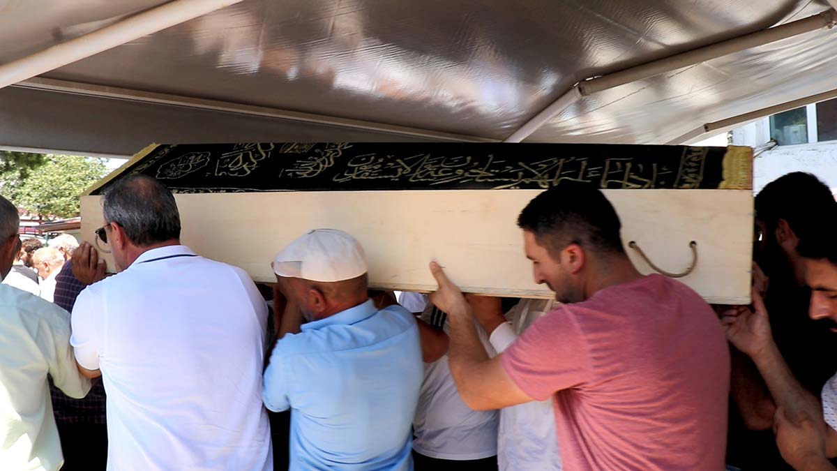 Otobüs kazasında ölen 5 yaşındaki Berat defnedildi