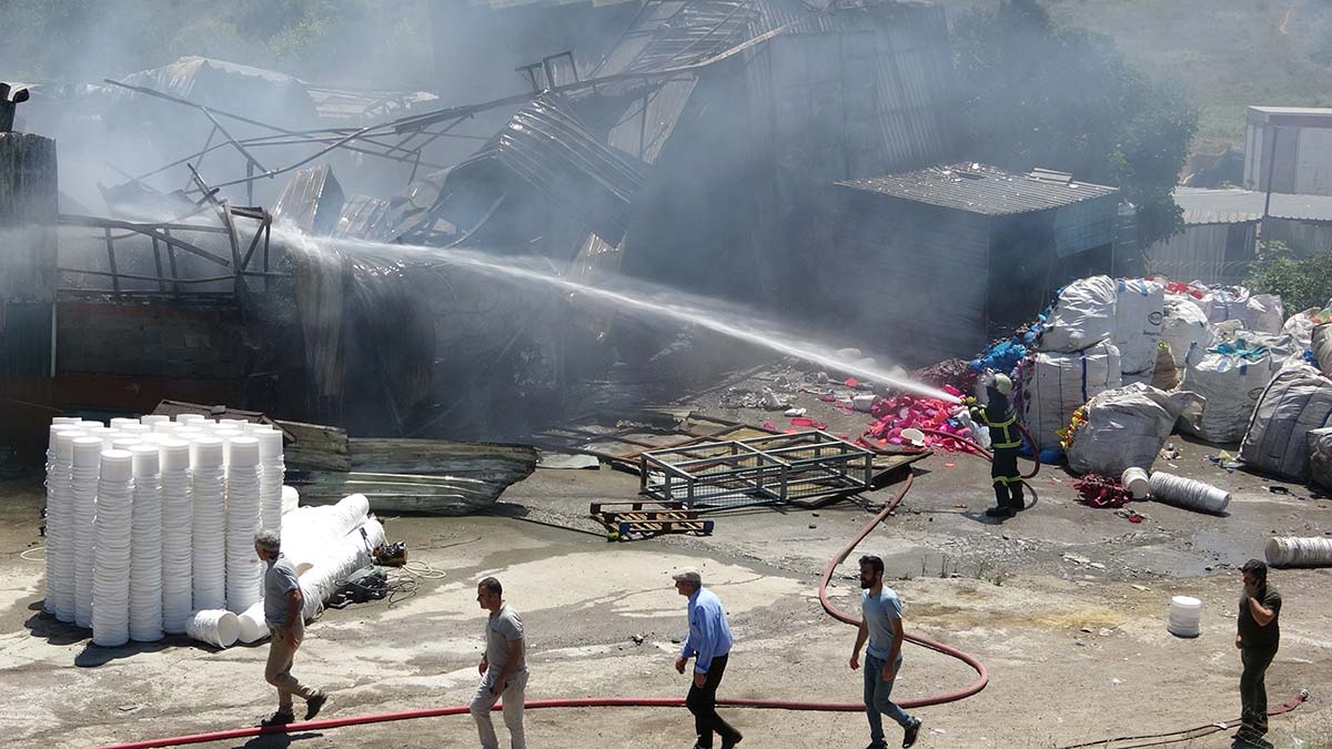 Kocaeli'de geri dönüşüm deposu yandı