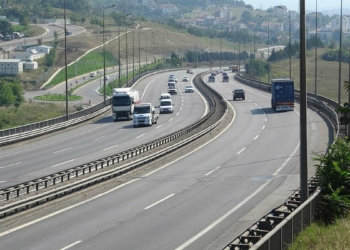Kurban Bayramı tatilinden dönenler, Kuzey Marmara Otoyolu ile Osmangazi Köprüsü'nü tercih edince Kocaeli'de yoğunluk oluşmadı; TEM ile D-100'deki akıcı trafik dikkat çekti.