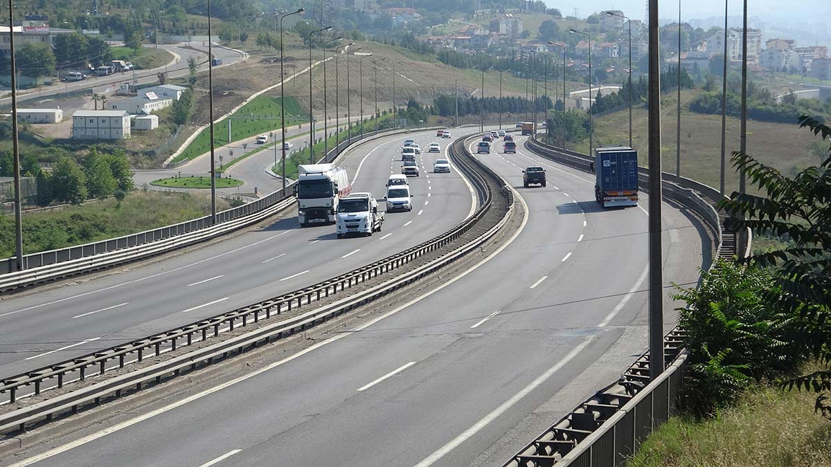 Kurban Bayramı tatilinden dönenler, Kuzey Marmara Otoyolu ile Osmangazi Köprüsü'nü tercih edince Kocaeli'de yoğunluk oluşmadı; TEM ile D-100'deki akıcı trafik dikkat çekti.