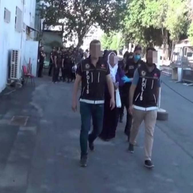 Diyarbakır merkezli 14 ilde uyuşturucu satıcılarına yönelik düzenlenen 'Kökünü Kurutma Operasyonu'nda gözaltına alınan 264 şüpheliden 171’i tutuklandı.